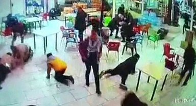 Şanlıurfa'da husumetli iki ailenin silahlı kavgasında yaşanan panik kamerada