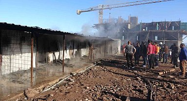 Şantiyede işçilerin kaldığı konteynerler alev alev yandı: 1 yaralı