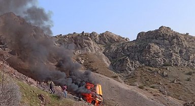 Şarampole yuvarlanan kamyon alev topuna döndü: 2 yaralı