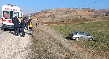 Şarampole yuvarlanan otomobilin sürücüsü yaralandı