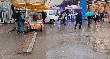 Sarıgöl'de sağanak yağış pazarcı esnafını olumsuz etkiledi