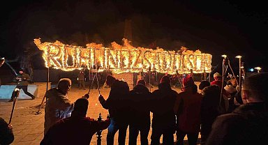 Sarıkamış şehitleri için 10 binlerce kişi meşalelerle yürüdü