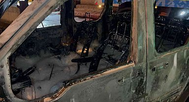 Satış işlemlerini yapacağı araç alev alev yandı