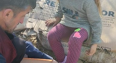 Sattığı simit parası ile sınırda yaşayan çocuklara bot ve mont dağıttı
