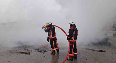 Sebze halindeki yangında alevler gökyüzünü kapladı
