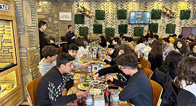Şehir dışından gelen öğrenciler Adana kebabına hayran kaldı
