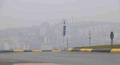 Şehre sis çöktü, yüksek kesimlerde bulunan evler görünmez hale geldi