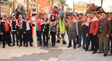 Sel mağdurları deve güreşleri ile moral bulmaya çalışıyor