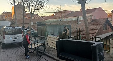 Sepetli bisikletle eşya taşıyan vatandaşa zabıta ekipleri yardım etti