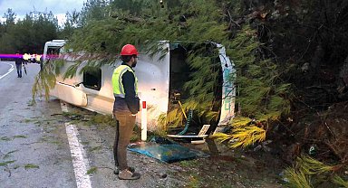 Servis aracı kaza yaptı: 7 yaralı