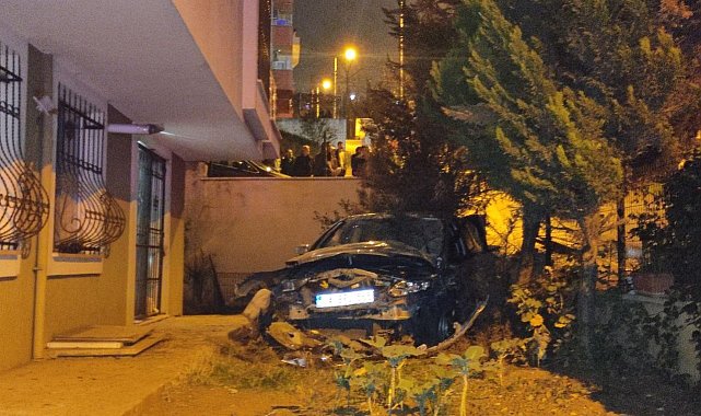 Servis aracıyla çarpışan otomobil evin bahçesine uçtu: 2 yaralı