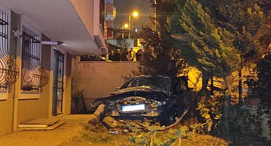 Servis aracıyla çarpışan otomobil evin bahçesine uçtu: 2 yaralı