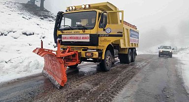 Seydikemer'de karla kaplanan yollar açıldı