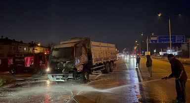 Seyir halindeki kamyon alevlere teslim oldu