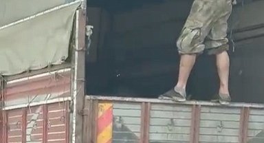 Seyir halindeki kamyonetin kasa kapağında tehlikeli yolculuk