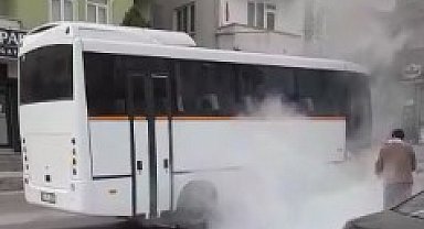 Seyir halindeki minibüsün altından alevler yükseldi
