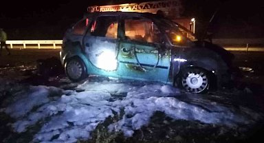 Seyir halindeki otomobil alev topuna döndü