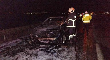 Seyir halindeki otomobil küle döndü