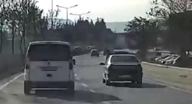 Seyir halindeyken kaputu açılan araç kaza yapmaktan son anda kurtuldu