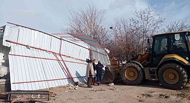 Şiddetli rüzgarlar sebebiyle ağıl çöktü