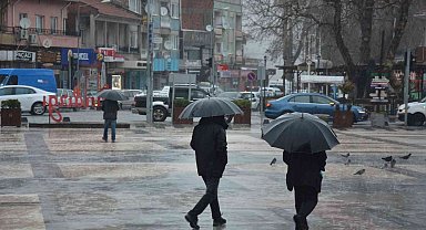 Sındırgı'da yoğun yağmur ve yüksek kesimlerde kar etkili oldu