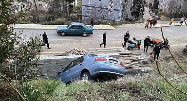 Sinop'ta otomobil boşluğa düştü: 2 yaralı