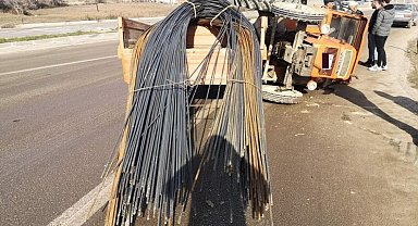 Sinop'ta traktör devrildi: 2 yaralı