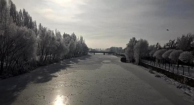 Soğuk hava Bayburt ve Erzincan'da akarsuları dondurdu