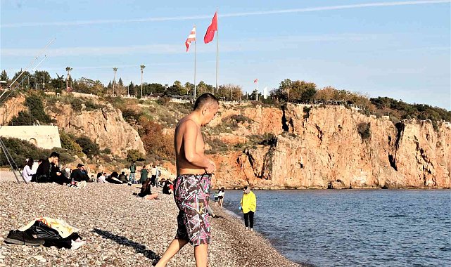 Soğuk hava öncesi Antalya'da 18 derecede deniz keyfi