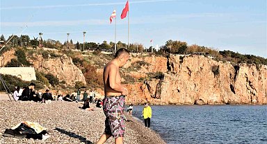 Soğuk hava öncesi Antalya'da 18 derecede deniz keyfi
