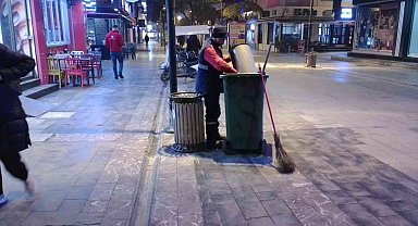 Soğuk havaya rağmen şehri yeni güne hazırlıyorlar