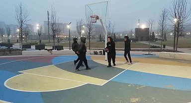 Soğuk havaya rağmen spor yapmaya devam ettiler