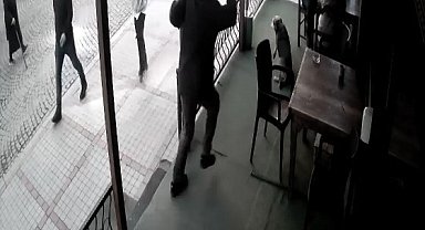 Sokak köpeğini defalarca sopayla vuran saldırgan kamerada