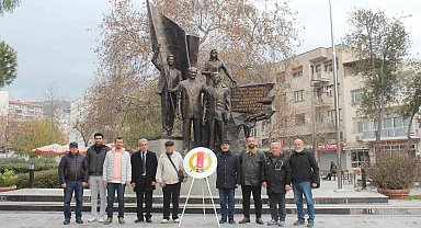 Söke'de gazeteciler çelenk sundu
