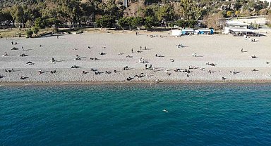 Son yılların en sıcak Ocak ayında vatandaşlar Konyaaltı sahiline akın etti