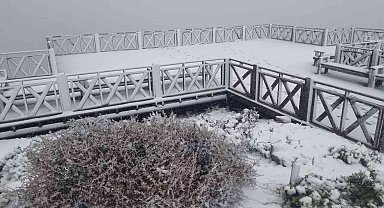 Spil Dağı Milli Parkı'na yılın ilk karı düştü
