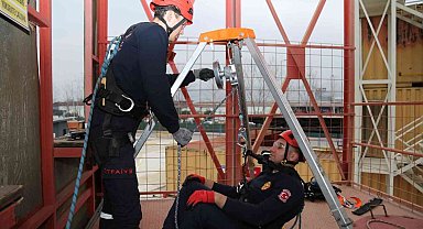 Stajyer itfaiyeciler mesleğe hazırlanıyor