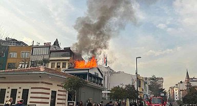 Sultanahmet'te korkutan yangın: Restoranın çatı katı alev alev yandı