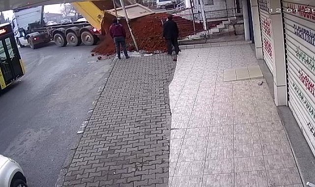 Sultanbeyli'de kiracısından fazlan kira isteyen dükkan sahibi, dükkanın önüne kamyonla kum döktürdü