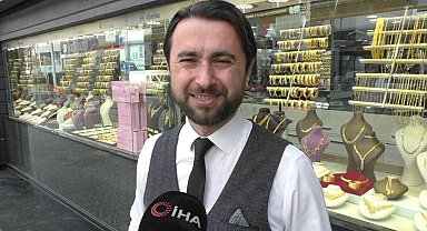 Sultangazi'de atmaca, yakaladığı serçe ile kuyumcuya daldı: O anlar kamerada