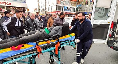Sultangazi'de otomobille çarpışan motosikletli kurye yaralandı