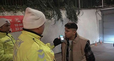 Sürücü alkollü yakalandı, arkadaşı beddua yağdırdı