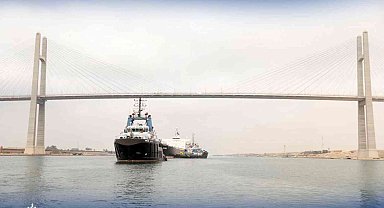 Süveyş Kanalı'nda karaya oturan gemi kurtarıldı