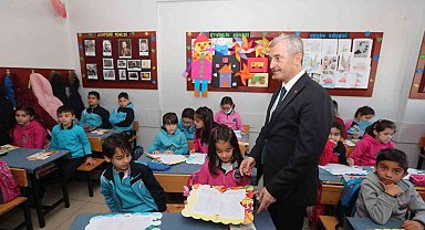 Tahmazoğlu öğrencilerin karne sevincine ortak oldu