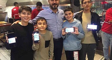 Takdir teşekkür alan öğrencilere Adana usulü hediye