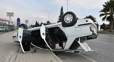 Takla atan otomobil park halindeki araca çarptı: 3 yaralı