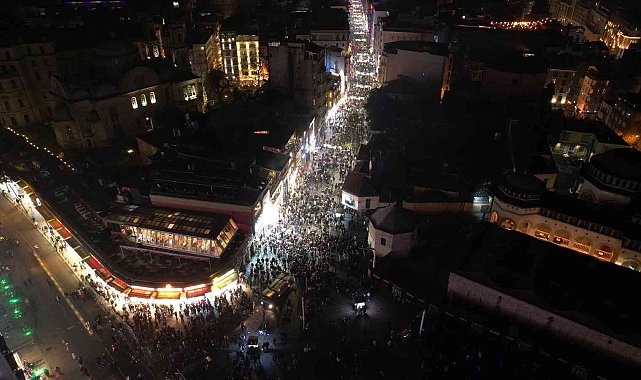 Taksim Meydanı'na akın eden vatandaşlar 2023 yılına coşkuyla girdi