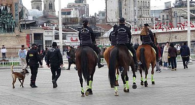 Taksim'de atlı polislere yoğun ilgi