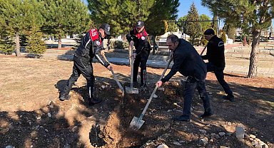 Talihsiz bebeği son yolculuğuna polis ve belediye işçileri uğurladı