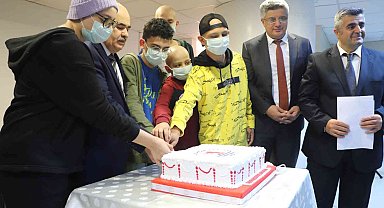 Tedavi gören öğrencilere karneleri hastanede verildi